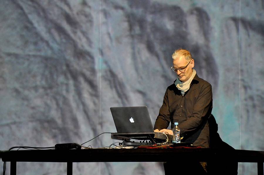 Scéna na jeviště, hlediště místo parketu - Arovane a Hior Chronik hráli v Praze