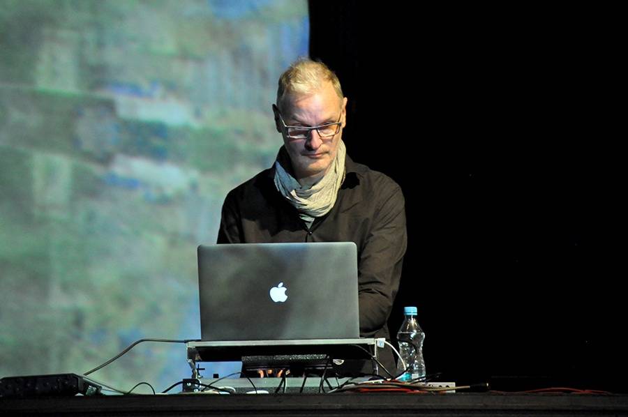 Scéna na jeviště, hlediště místo parketu - Arovane a Hior Chronik hráli v Praze