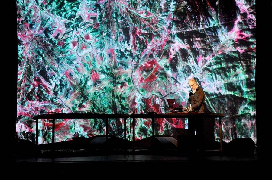 Scéna na jeviště, hlediště místo parketu - Arovane a Hior Chronik hráli v Praze