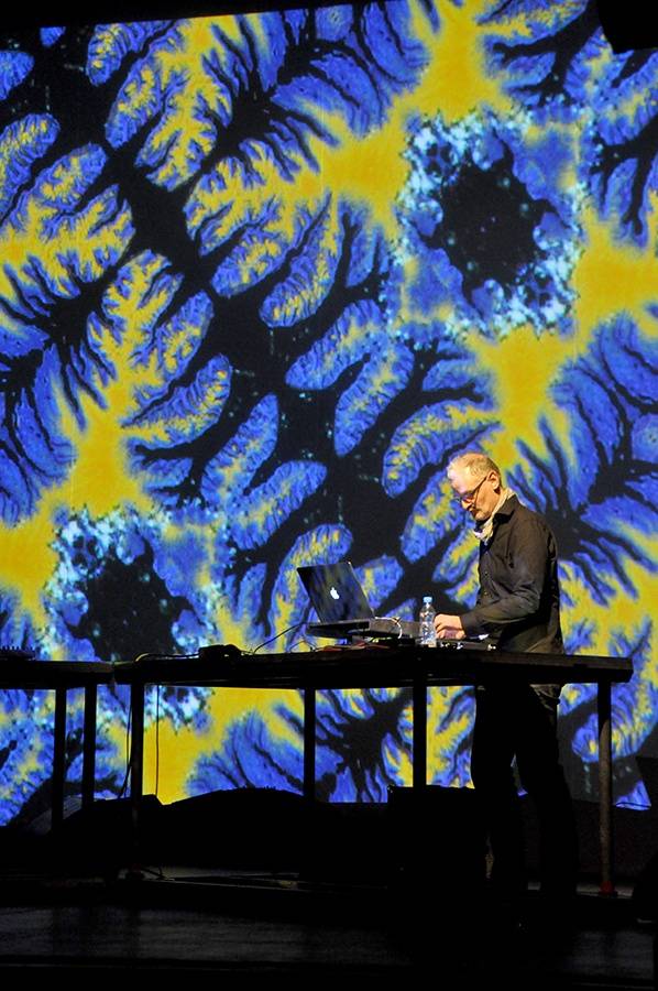 Scéna na jeviště, hlediště místo parketu - Arovane a Hior Chronik hráli v Praze