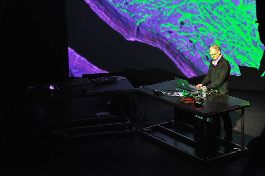 Scéna na jeviště, hlediště místo parketu - Arovane a Hior Chronik hráli v Praze