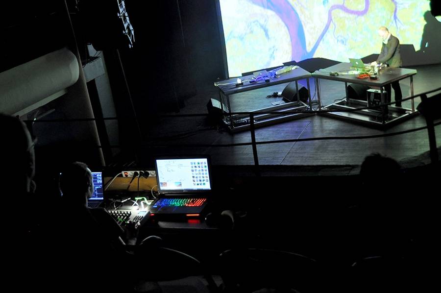 Scéna na jeviště, hlediště místo parketu - Arovane a Hior Chronik hráli v Praze