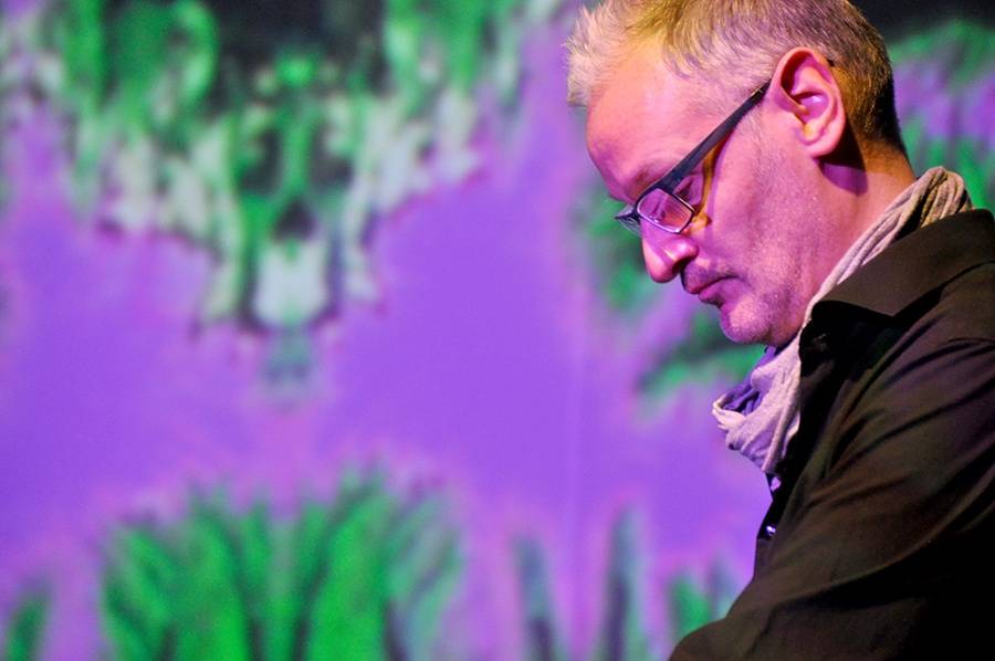 Scéna na jeviště, hlediště místo parketu - Arovane a Hior Chronik hráli v Praze