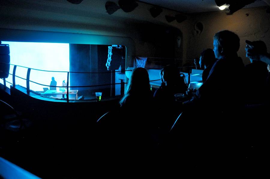 Scéna na jeviště, hlediště místo parketu - Arovane a Hior Chronik hráli v Praze