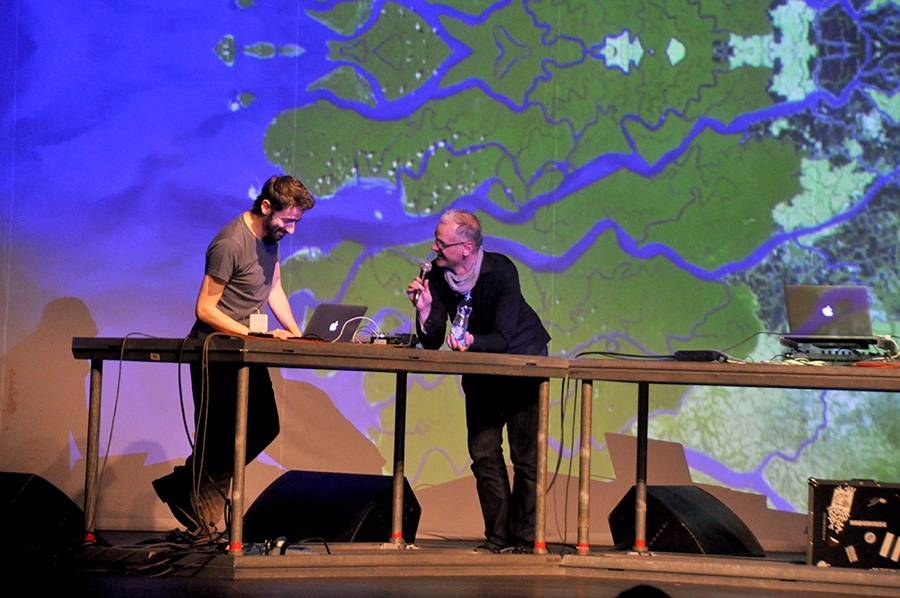 Scéna na jeviště, hlediště místo parketu - Arovane a Hior Chronik hráli v Praze