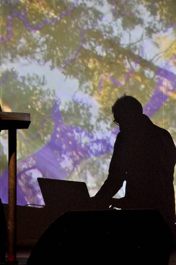 Scéna na jeviště, hlediště místo parketu - Arovane a Hior Chronik hráli v Praze