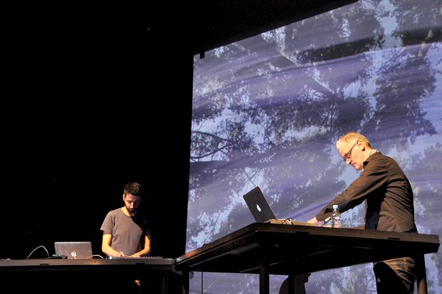 Scéna na jeviště, hlediště místo parketu - Arovane a Hior Chronik hráli v Praze