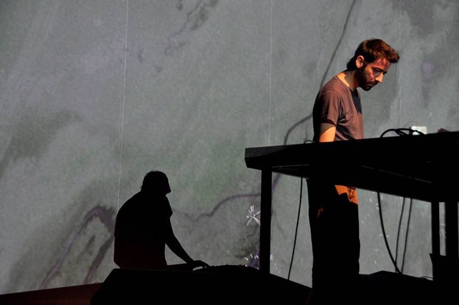 Scéna na jeviště, hlediště místo parketu - Arovane a Hior Chronik hráli v Praze