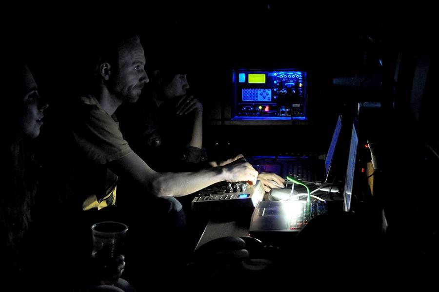 Scéna na jeviště, hlediště místo parketu - Arovane a Hior Chronik hráli v Praze