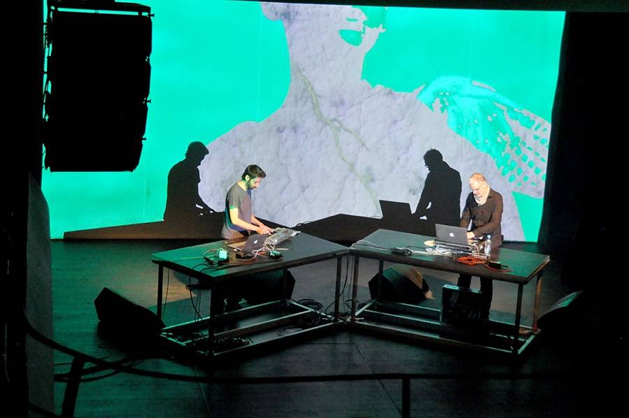 Scéna na jeviště, hlediště místo parketu - Arovane a Hior Chronik hráli v Praze