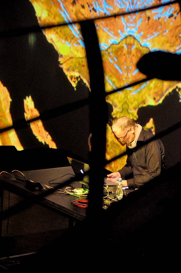 Scéna na jeviště, hlediště místo parketu - Arovane a Hior Chronik hráli v Praze