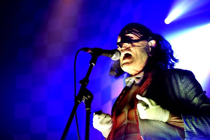 Maskovaní The Residents byli v Akropoli tajemní, šílení i teatrální