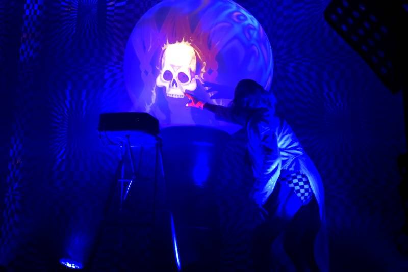 Maskovaní The Residents byli v Akropoli tajemní, šílení i teatrální