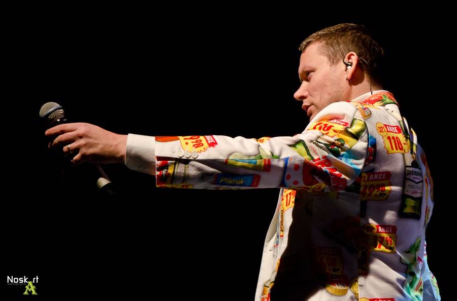 Monkey Business v Kadani: Matěj Ruppert cestoval nad hlavami diváků a zpíval s fanouškem Jakubem