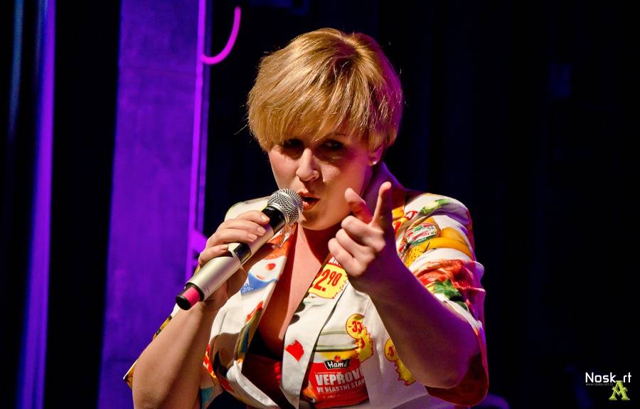 Monkey Business v Kadani: Matěj Ruppert cestoval nad hlavami diváků a zpíval s fanouškem Jakubem