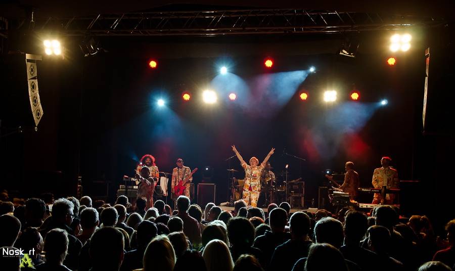 Monkey Business v Kadani: Matěj Ruppert cestoval nad hlavami diváků a zpíval s fanouškem Jakubem