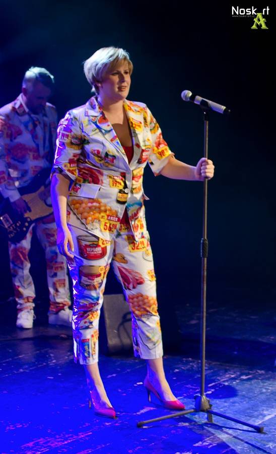 Monkey Business v Kadani: Matěj Ruppert cestoval nad hlavami diváků a zpíval s fanouškem Jakubem