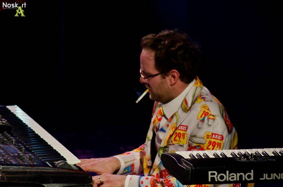 Monkey Business v Kadani: Matěj Ruppert cestoval nad hlavami diváků a zpíval s fanouškem Jakubem