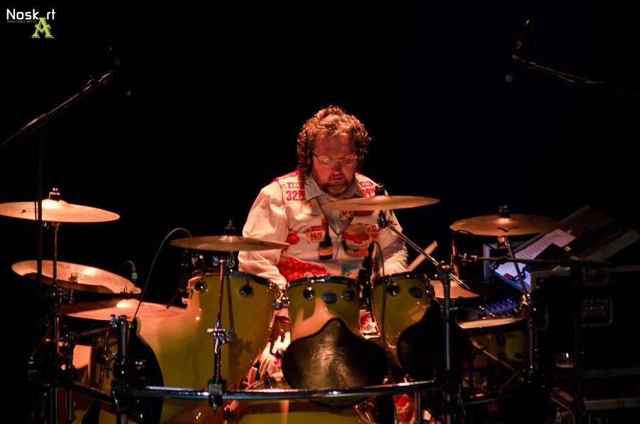 Monkey Business v Kadani: Matěj Ruppert cestoval nad hlavami diváků a zpíval s fanouškem Jakubem