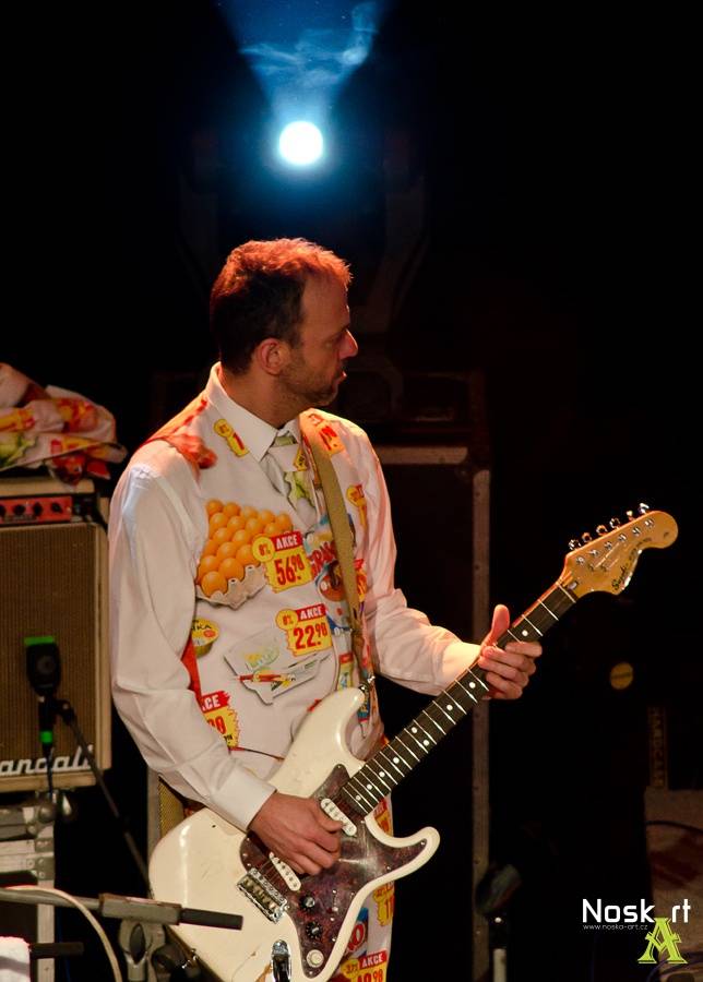 Monkey Business v Kadani: Matěj Ruppert cestoval nad hlavami diváků a zpíval s fanouškem Jakubem