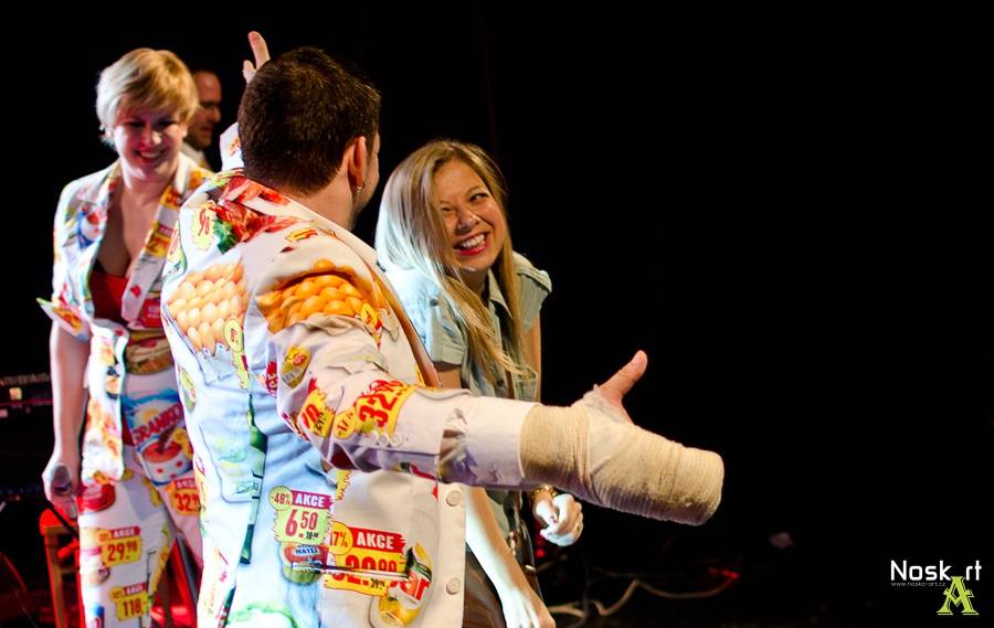 Monkey Business v Kadani: Matěj Ruppert cestoval nad hlavami diváků a zpíval s fanouškem Jakubem