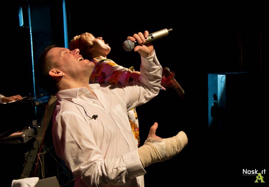 Monkey Business v Kadani: Matěj Ruppert cestoval nad hlavami diváků a zpíval s fanouškem Jakubem