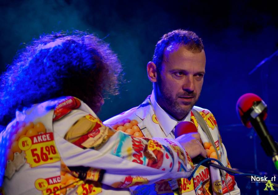 Monkey Business v Kadani: Matěj Ruppert cestoval nad hlavami diváků a zpíval s fanouškem Jakubem