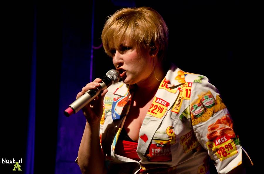 Monkey Business v Kadani: Matěj Ruppert cestoval nad hlavami diváků a zpíval s fanouškem Jakubem