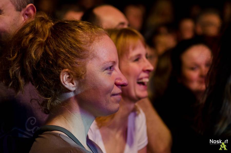 Monkey Business v Kadani: Matěj Ruppert cestoval nad hlavami diváků a zpíval s fanouškem Jakubem