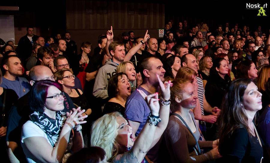 Monkey Business v Kadani: Matěj Ruppert cestoval nad hlavami diváků a zpíval s fanouškem Jakubem