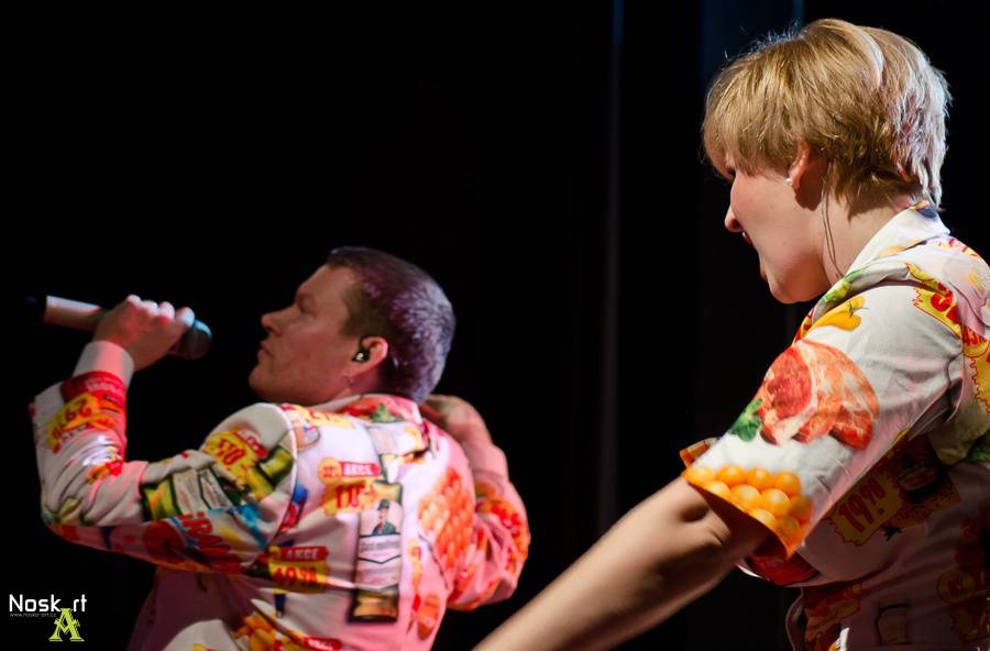 Monkey Business v Kadani: Matěj Ruppert cestoval nad hlavami diváků a zpíval s fanouškem Jakubem