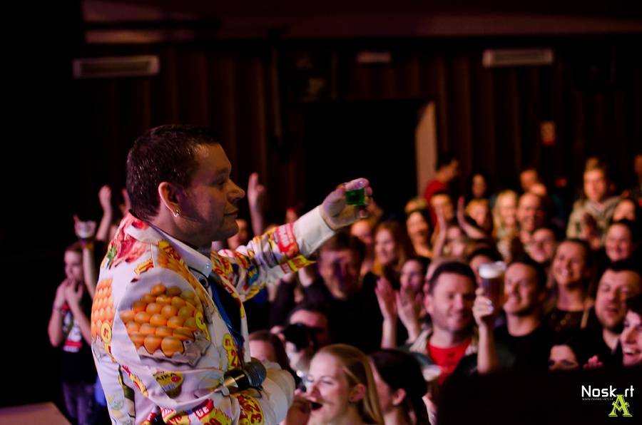 Monkey Business v Kadani: Matěj Ruppert cestoval nad hlavami diváků a zpíval s fanouškem Jakubem