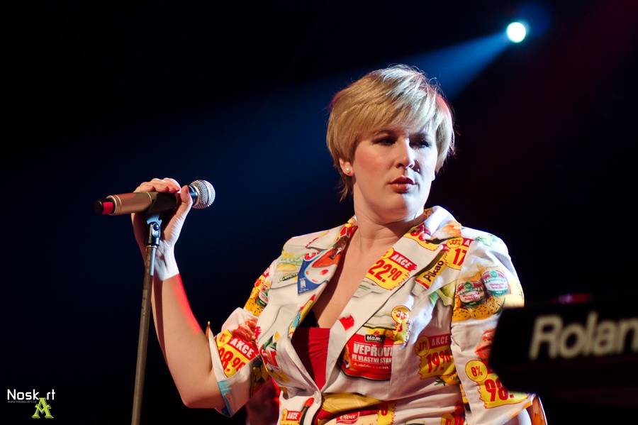 Monkey Business v Kadani: Matěj Ruppert cestoval nad hlavami diváků a zpíval s fanouškem Jakubem