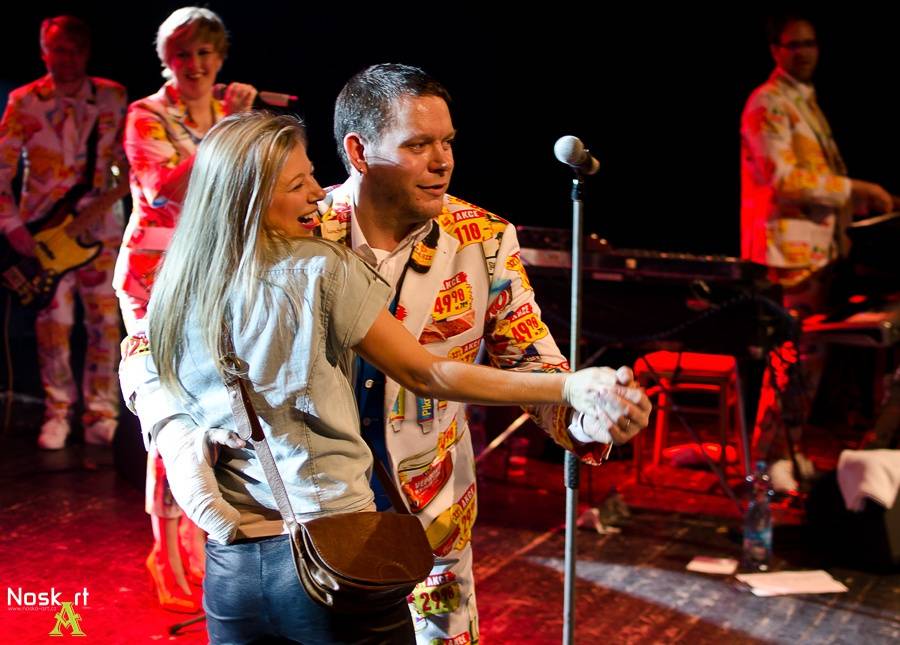 Monkey Business v Kadani: Matěj Ruppert cestoval nad hlavami diváků a zpíval s fanouškem Jakubem