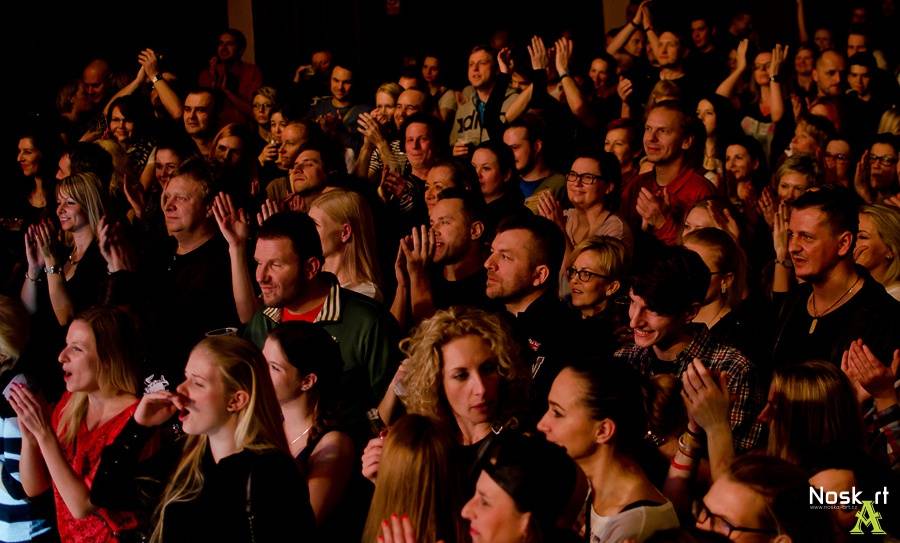 Monkey Business v Kadani: Matěj Ruppert cestoval nad hlavami diváků a zpíval s fanouškem Jakubem