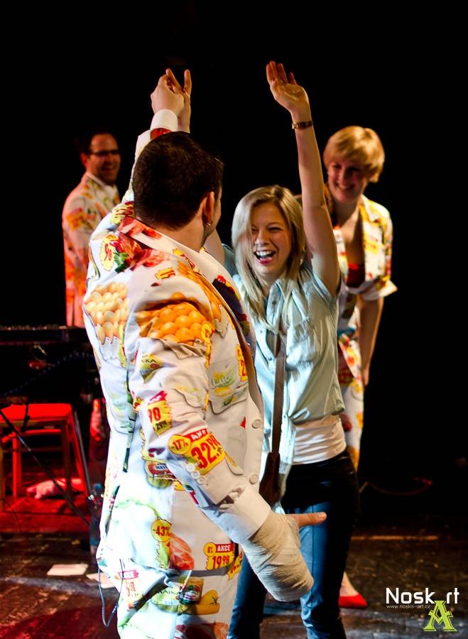 Monkey Business v Kadani: Matěj Ruppert cestoval nad hlavami diváků a zpíval s fanouškem Jakubem