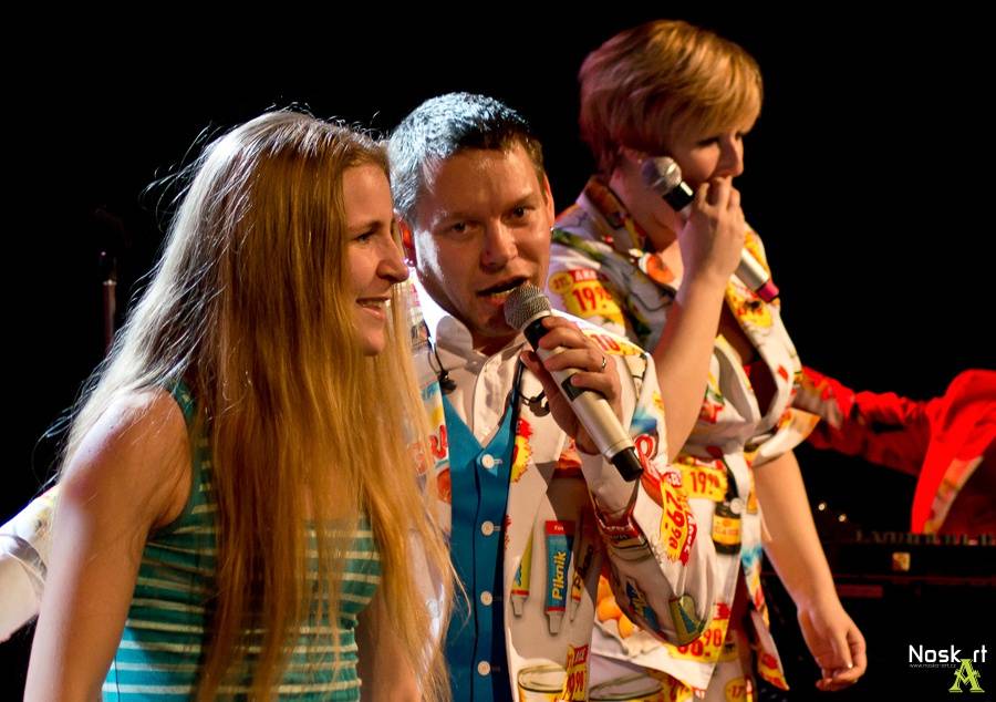 Monkey Business v Kadani: Matěj Ruppert cestoval nad hlavami diváků a zpíval s fanouškem Jakubem