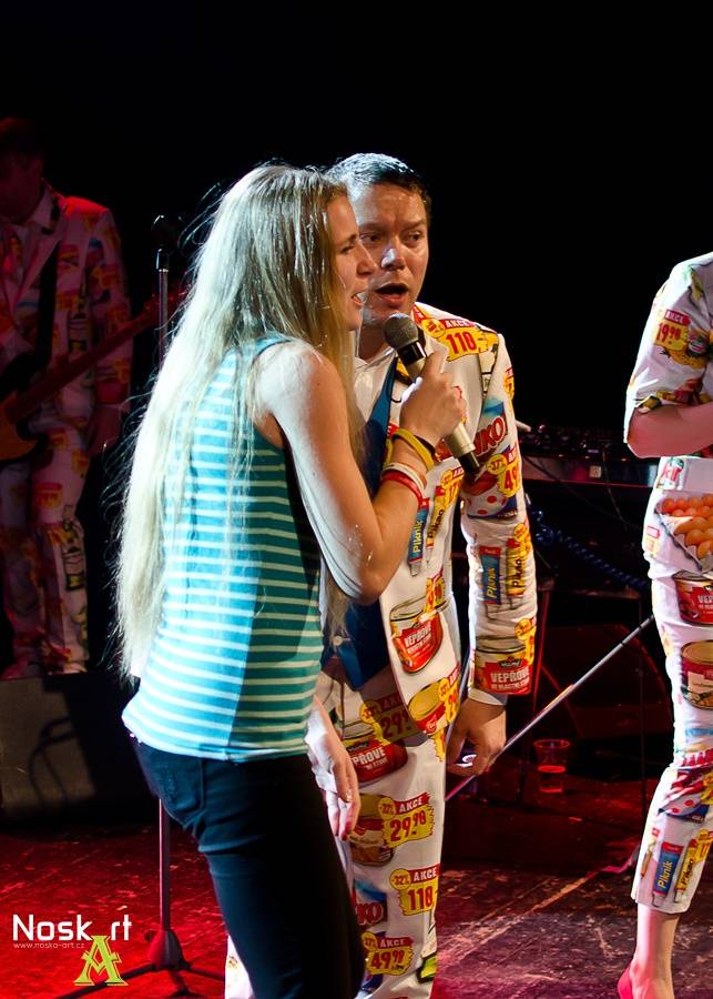 Monkey Business v Kadani: Matěj Ruppert cestoval nad hlavami diváků a zpíval s fanouškem Jakubem