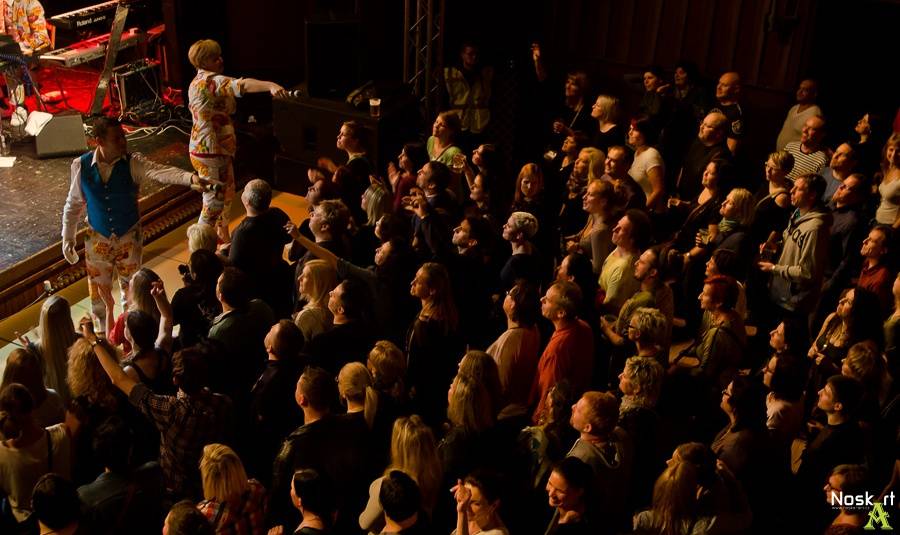Monkey Business v Kadani: Matěj Ruppert cestoval nad hlavami diváků a zpíval s fanouškem Jakubem