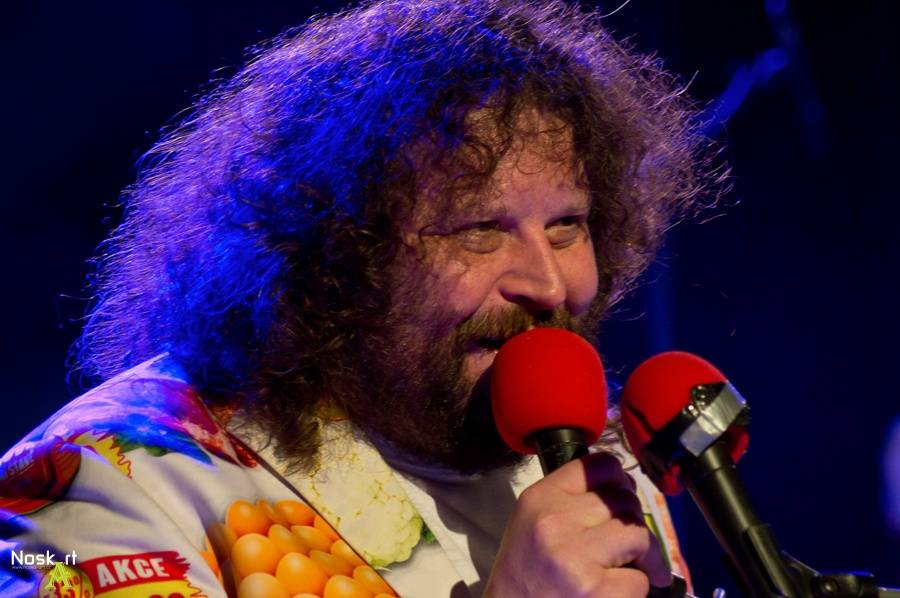 Monkey Business v Kadani: Matěj Ruppert cestoval nad hlavami diváků a zpíval s fanouškem Jakubem