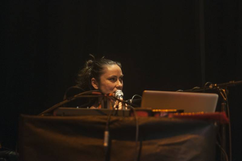 Prague New York Effects: Výborné spojení Lenky Dusilové a tanečnice Tendayi Kuumba zakončilo Spectaculare