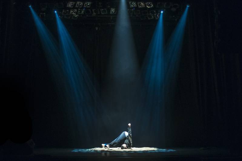 Prague New York Effects: Výborné spojení Lenky Dusilové a tanečnice Tendayi Kuumba zakončilo Spectaculare