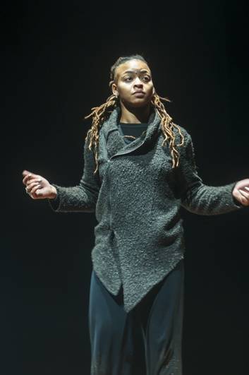 Prague New York Effects: Výborné spojení Lenky Dusilové a tanečnice Tendayi Kuumba zakončilo Spectaculare