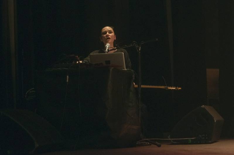 Prague New York Effects: Výborné spojení Lenky Dusilové a tanečnice Tendayi Kuumba zakončilo Spectaculare