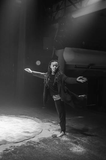 Prague New York Effects: Výborné spojení Lenky Dusilové a tanečnice Tendayi Kuumba zakončilo Spectaculare