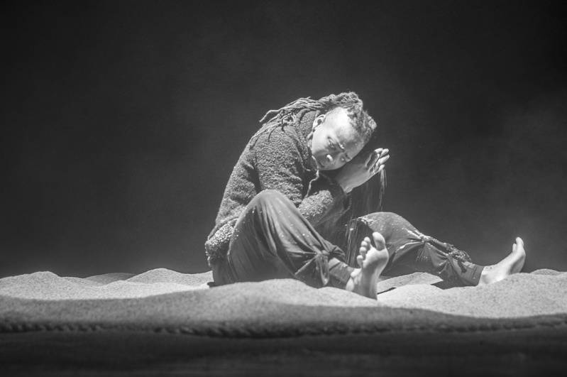 Prague New York Effects: Výborné spojení Lenky Dusilové a tanečnice Tendayi Kuumba zakončilo Spectaculare