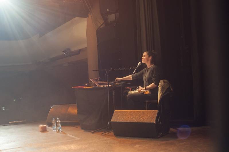 Prague New York Effects: Výborné spojení Lenky Dusilové a tanečnice Tendayi Kuumba zakončilo Spectaculare