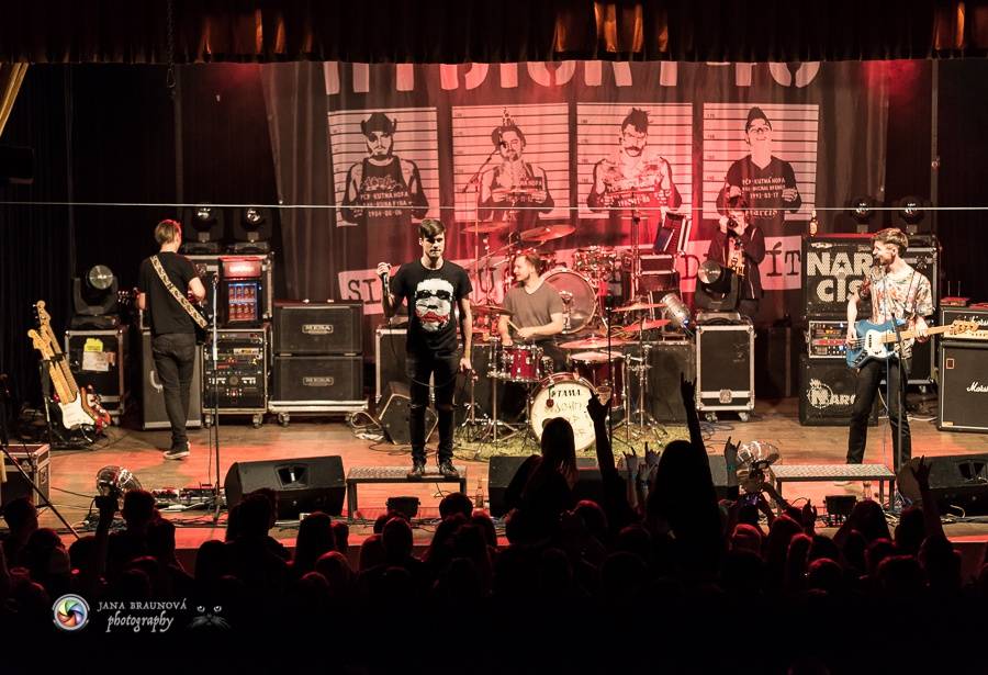 Rybičky 48 v Plzni - Kuba Ryba byl hlasově indisponován, i tak Plzeň nabili energií