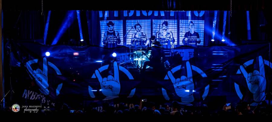 Rybičky 48 v Plzni - Kuba Ryba byl hlasově indisponován, i tak Plzeň nabili energií