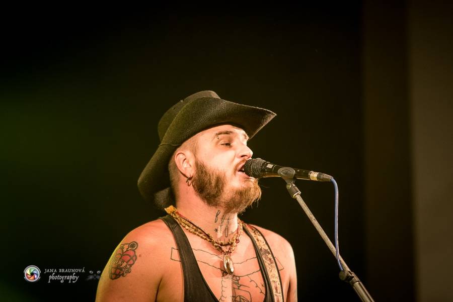 Rybičky 48 v Plzni - Kuba Ryba byl hlasově indisponován, i tak Plzeň nabili energií